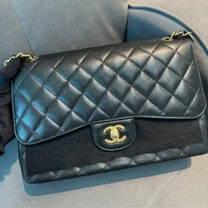 Pre-owned CHANEL jumbo caviar black excellent condition