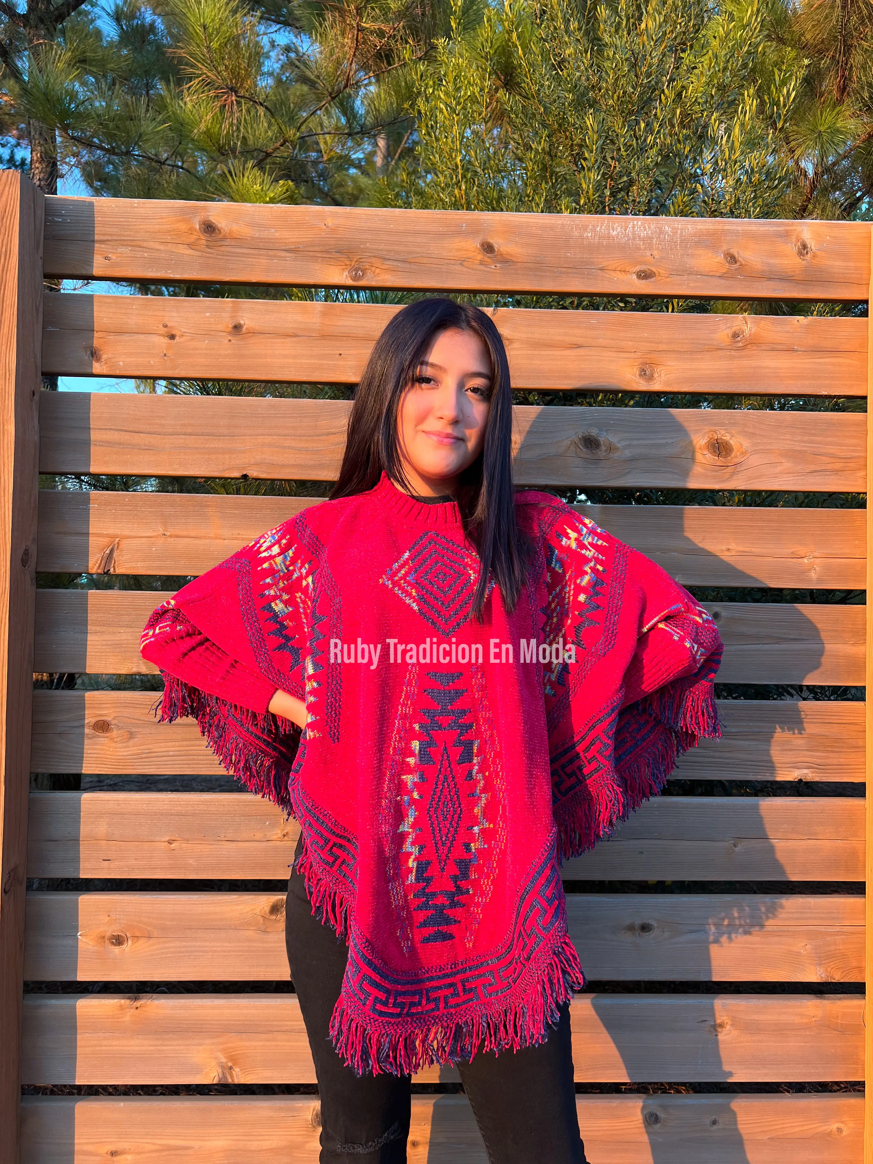 Itzel Mañanita/ Ponchos/ Mañanitas Chenille/ Sweaters Chenille/ Warm Sweaters/ Ponchos Artesanales/ Suerter de Estambre/ Ropa Artesanal/ Ropa Mexicana de Moda/ Mañanitas Artesanales de Chenil/ Ponchos de Invierno/