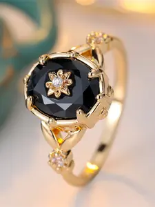 An egg-shaped ring made of synthetic black zirconia is fashionable and retro, suitable for women to wear at travel wedding parties