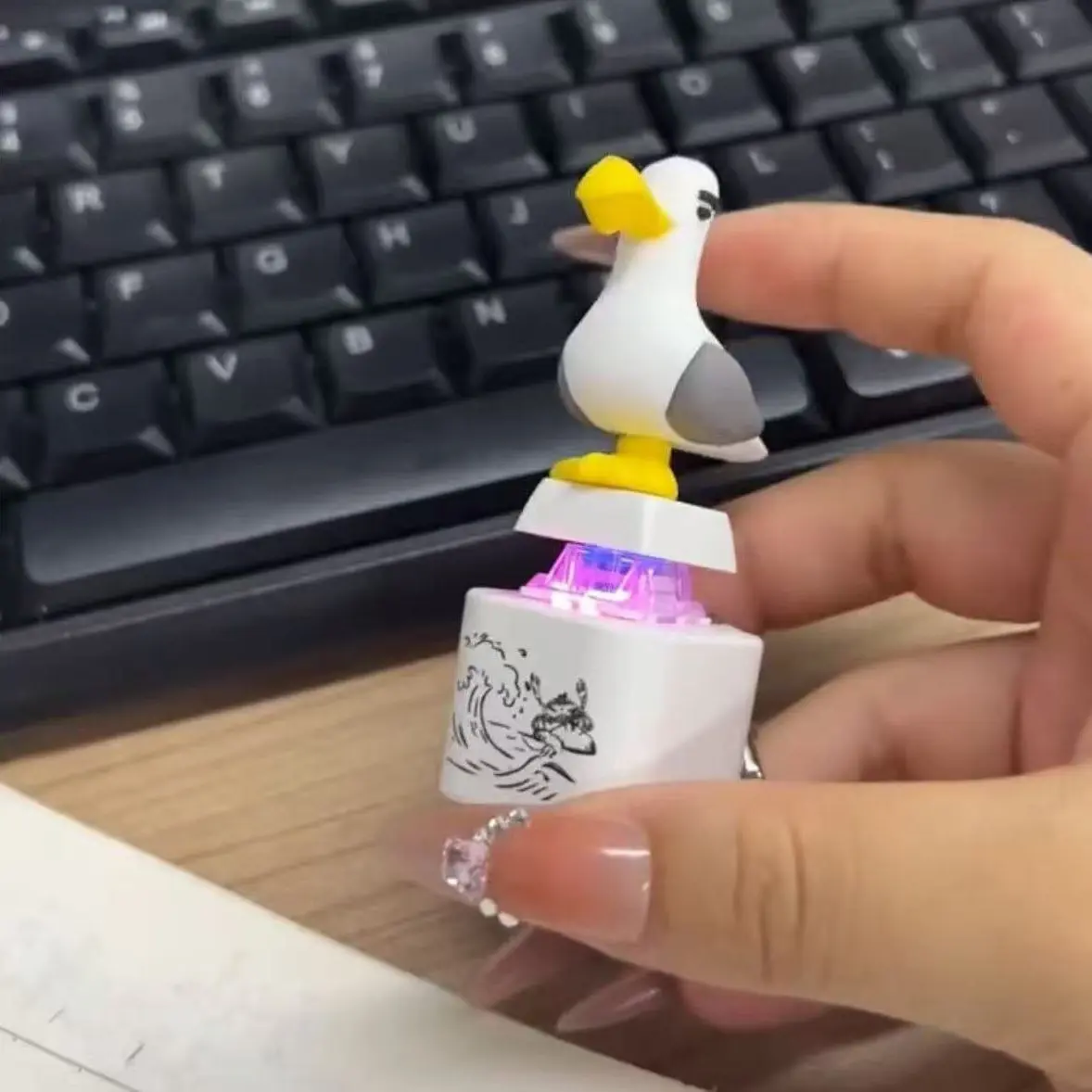 1/2/4 Pcs Seagull Stress Relief Clicker Keychain, USB Type-C Charging Light Up Decompression Button Toy, Cute Seagull Fidget Clicker Pendant Portable Stress Release Gadget for Adults Teens Desk Decor Gift