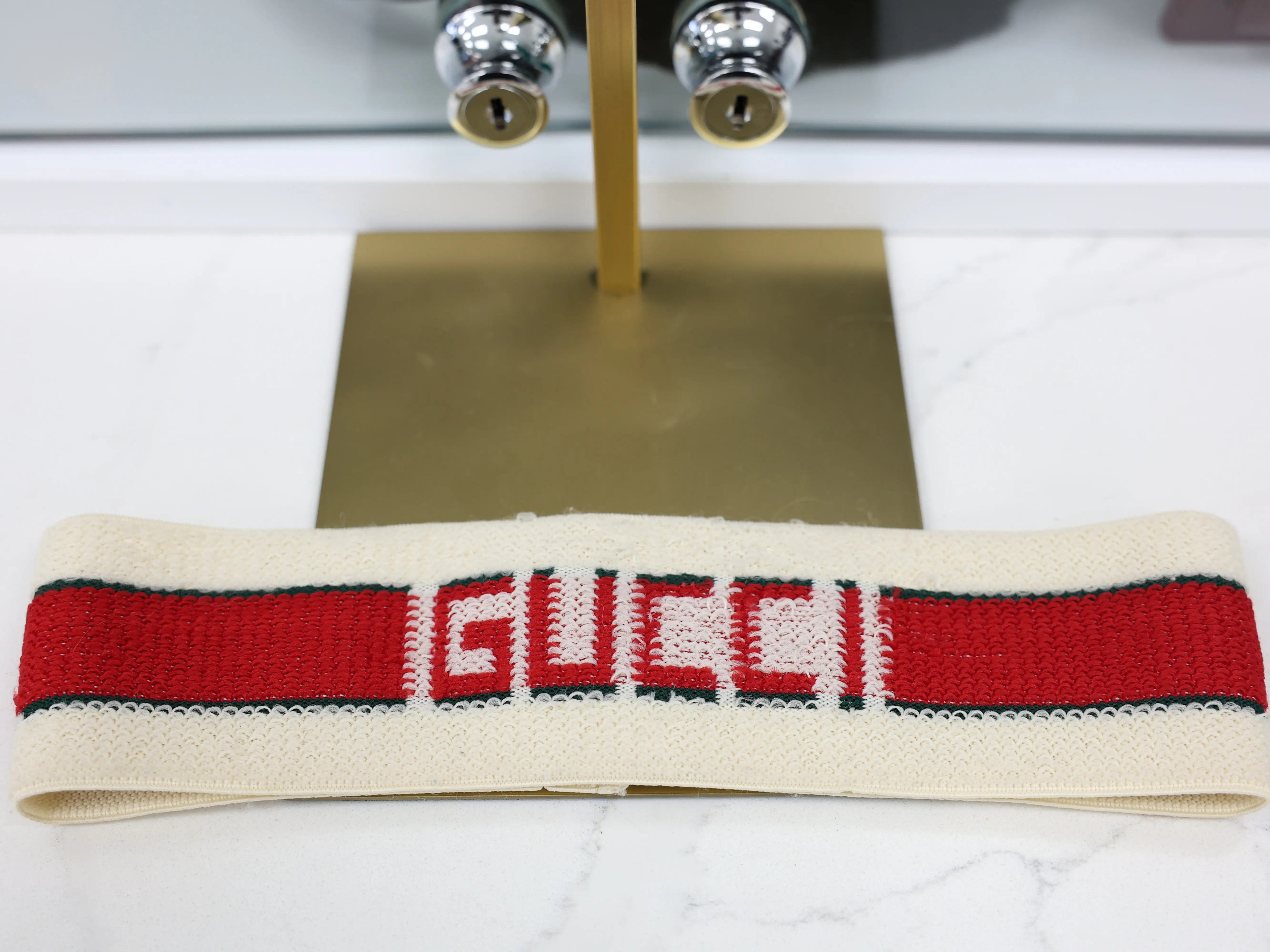 GUCCI LOGO STRIPE HEADBAND IN CREAM WITH RED AND GREEN STRIPES