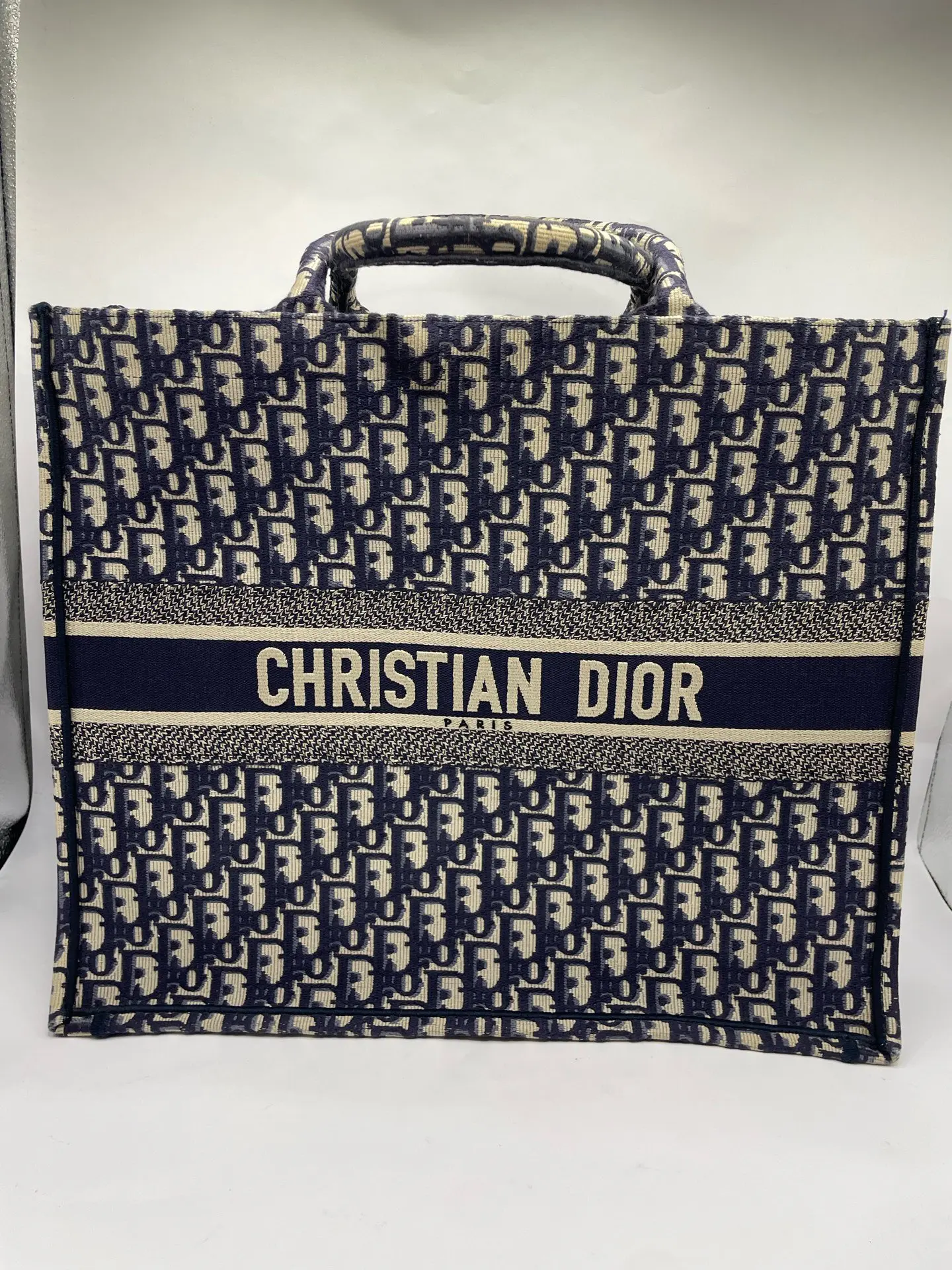 Pre-owned Dior Large Tote Bag in Oblique Canvas, 2020 Date Code, 98% Like New Condition. Spacious Tote Design with Classic Monogram Pattern. Size: 42 × 35 × 18.5 cm.
