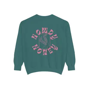 Howdy Honey Cowgirl Garment-Dyed Sweatshirt Unisex Crewneck Long Sleeve Pullover for Casual Outings Cozy Gift for Birthdays Cute Loungewear Spring Fashion Womenswear Hoodie