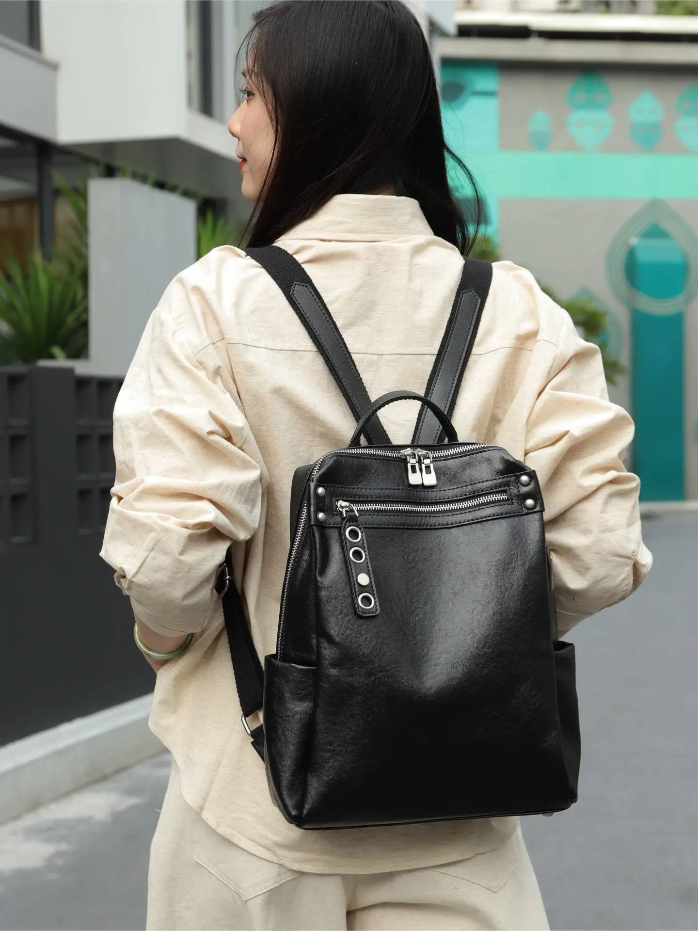 Top-grain Leather Vintage Backpack, Lightweight Vintage Unisex Style, Large Capacity, Can Hold Laptops, Tablets and Other Electronic Products, Versatile Backpack Suitable for Trendy Commuters, Shopping and Various Occasions