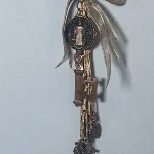 Bendiciones for the Door in Brown Color with Key Design and Decorative Elements