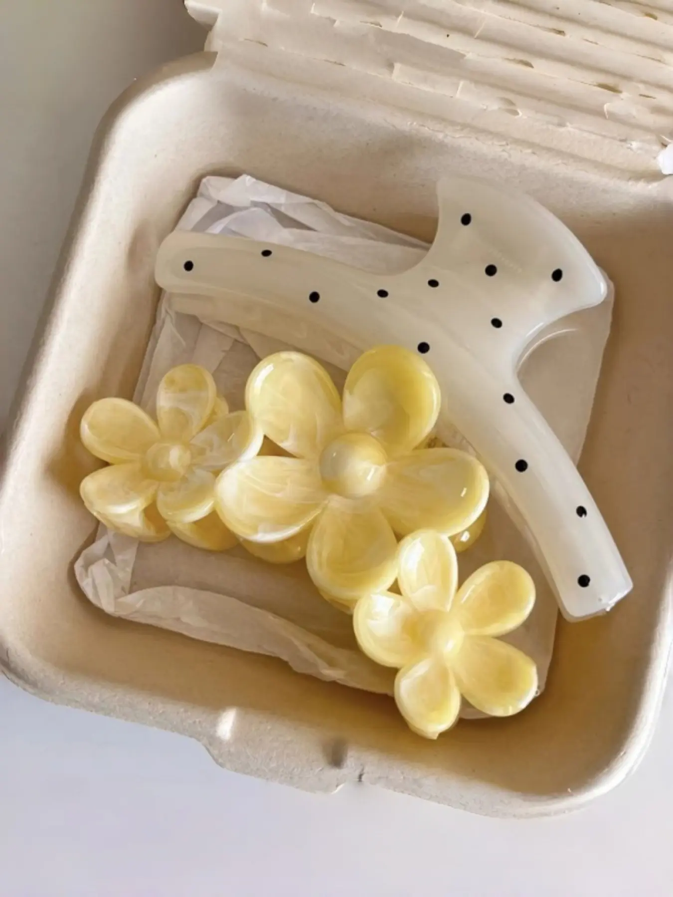 2pcs Sunflower Gentle Polka Dot Hair Clips, Hair Claw, Casual Style Milk Gradient Floral Design, All Seasons Fashion Accessories, Hair Decor, Hair Claws Set