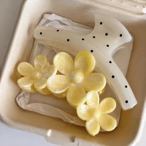 2pcs Sunflower Gentle Polka Dot Hair Clips, Hair Claw, Casual Style Milk Gradient Floral Design, All Seasons Fashion Accessories, Hair Decor, Hair Claws Set