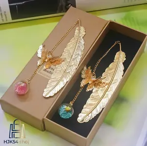 Vintage Metal Feather Bookmark, 2-Piece Set with Elegant Butterfly Charm & Dried Flower Glass Ball Pendant for Book Lovers & Students, Charming Dried Flower Glass Ball Pendant