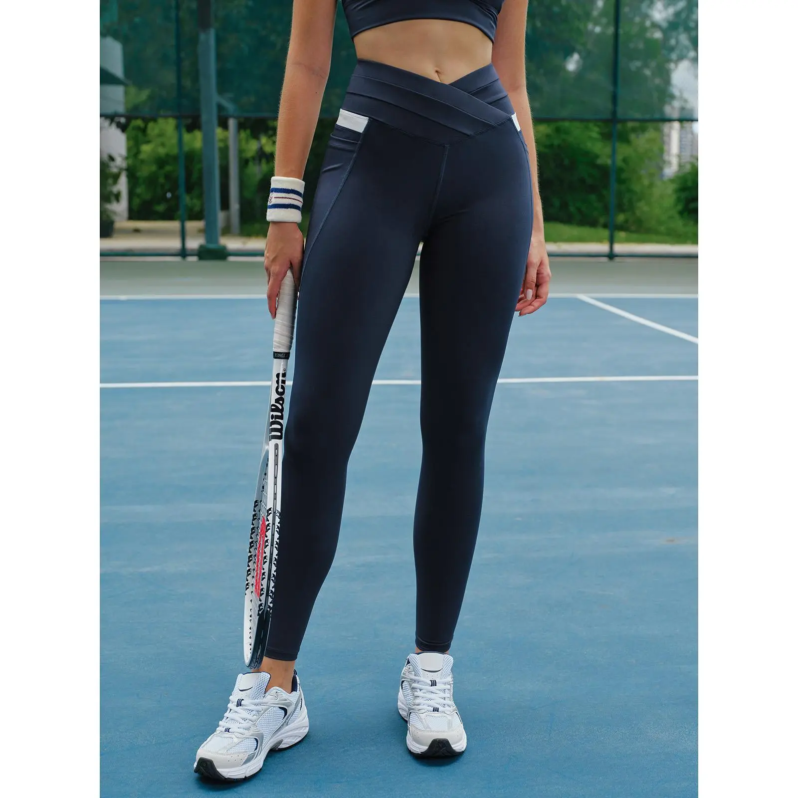BERLOOK Women's Navy High-Waisted Compression Leggings - 26" Sporty Chic, 25% Spandex 75% Recycled Polyamide Synthetics, Breathable, Inclusive Sizes, Pockets, Compression Garment, Athletic, Body-Fitting, Belly Slimming for Fitness Activities, Compression