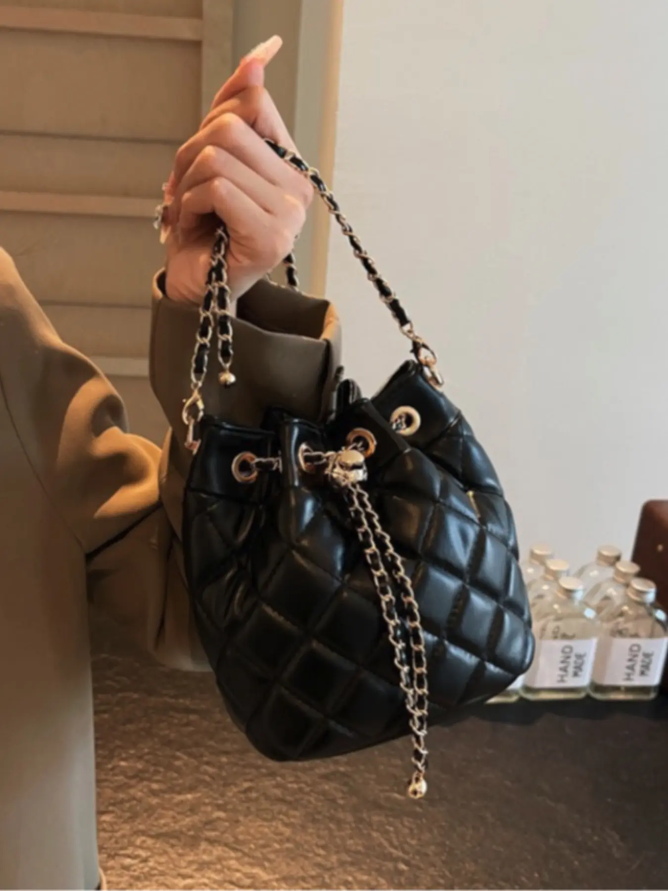 Women's Quilted Leather Bucket Bag with Metal Chain Drawstring Crossbody, Fashion Evening Party Casual Handbag, Elegant Bags