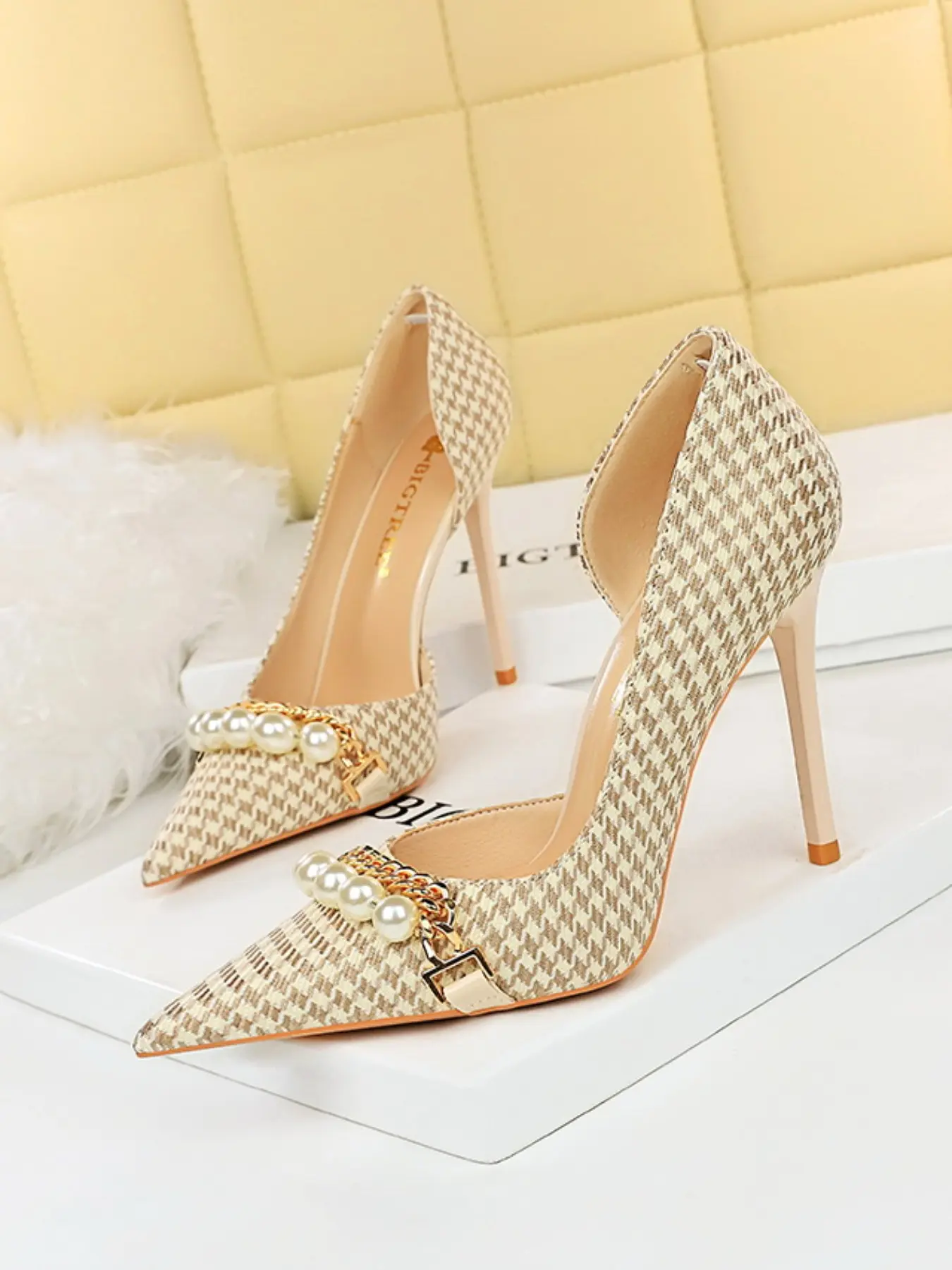 Luxurious Vintage Pearl Metal Chain Stiletto High Heels, Pointed Toe PU Leather, Spring & Fall Fashion Casual Shoes, Office Commute Party Wear, Classy Elegant, Stylish, High Heeled Shoes, Pointed Toe Pumps, Fashionable Party Shoes, Elegant Stilettos