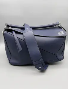 Pre-owned Loewe Leather Crossbody Bags Puzzle Bag Sleek Blue Puzzle Design Handbag with Sturdy Handle for Everyday & Special Occasions