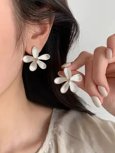 Elegant Floral Stud Earrings, Chic Daisy Design, Perfect for Daily Wear, Lightweight Luxury Style, Ideal for Casual & Vacation, Flower Stud Earrings