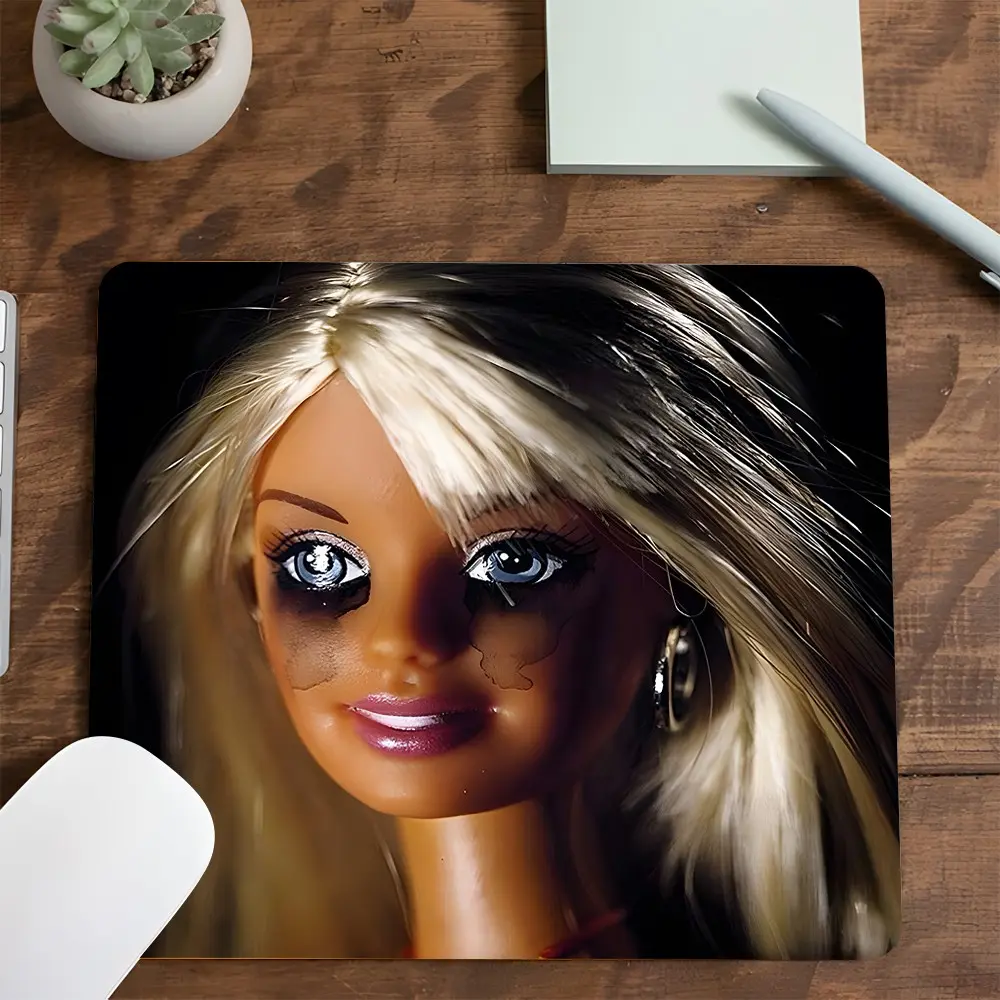 Square Vintage Smudged Doll Gaming Mousepad, Retro Gothic Design, Eye-Catching Desktop Decorative Protective Pad, Rubber Anti-slip Lockedge Work Pad, Small Size Suitable for Laptop, Desktop Computer Games, Work, Daily Use, Deskmat, Office Mouse Pad