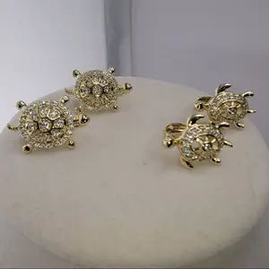 134 - Tortugas diamantadas aretes 14K Goldplated