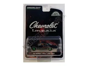 CHASE 1967 Chevrolet Impala Sport Sedan Tuxedo Black Diecast 1:64 Scale Model Car - Greenlight 30333