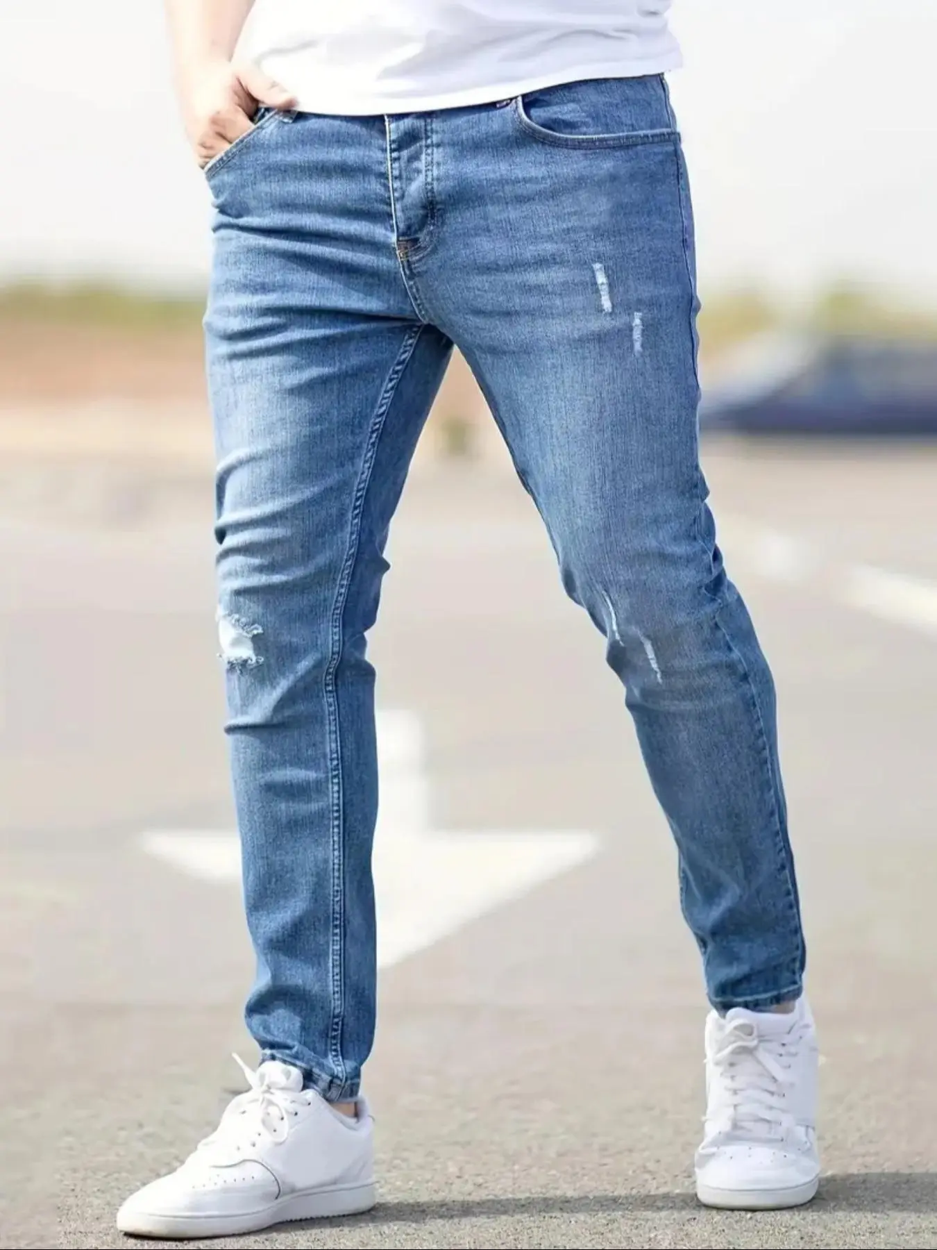 Men's Regular Fit Solid Color Distressed Ripped Light Wash Jeans, Casual Comfy Denim Pants for Daily Wear, Fashion Men's Bottoms for All Seasons
