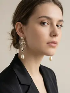 A pair of water droplet pearl pendant earrings with antique gold hollowed out carvings, matched with imitation diamonds and pearl embellishments, with a classical palace texture, suitable for retro dressing, light banquets, and formal occasions.