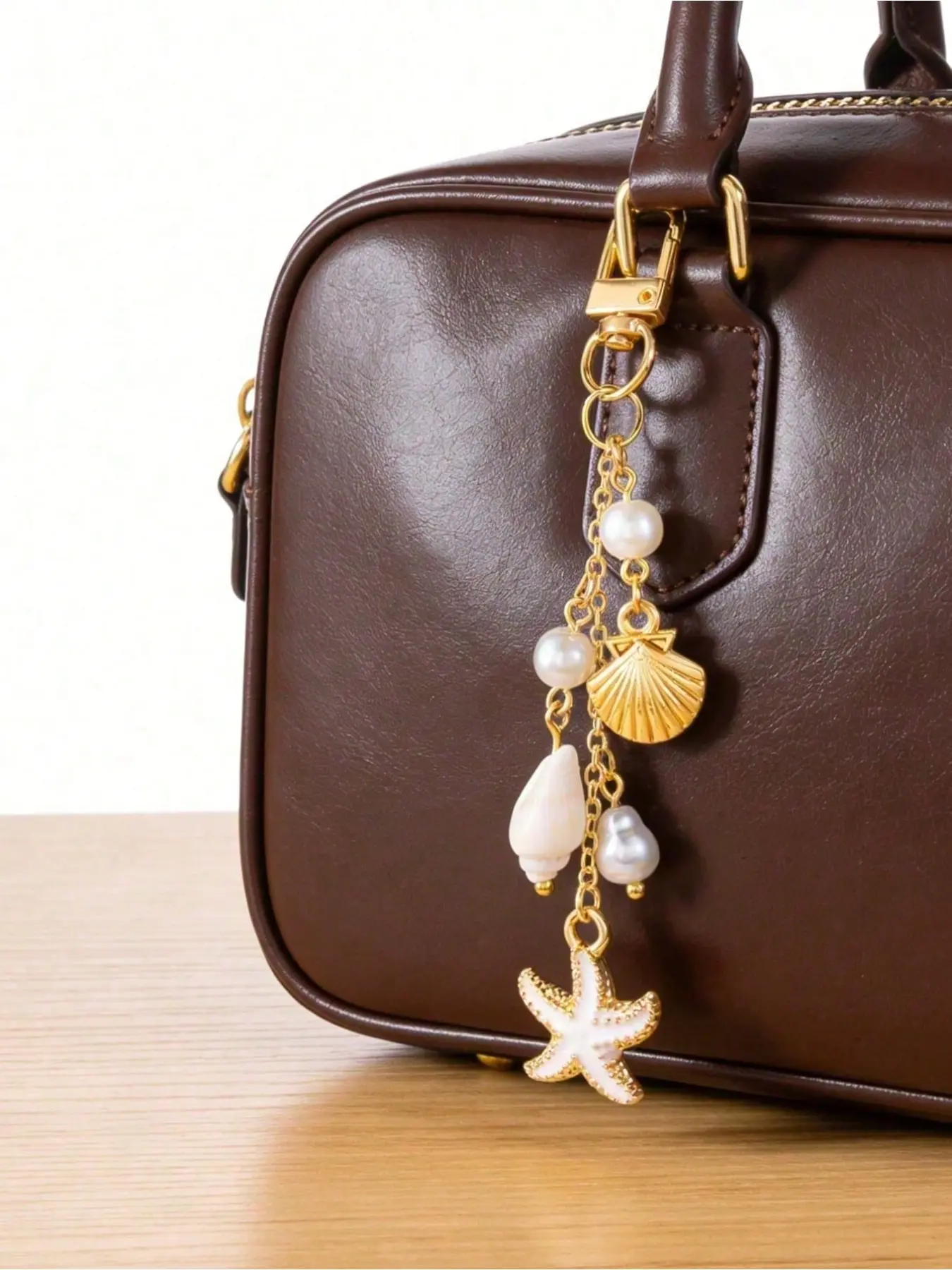 Ocean-inspired shell and star ladies' bag charm keychain, pearl shell pendant handbag hanging ornament with lobster clasp, cute beach-themed wallet accessory, beautiful backpack keychain and car key decoration