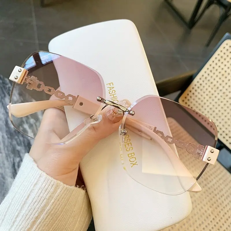 Women's Retro Rimless Anti-UV Oversized Sunglasses with Chain Temples for Outdoor and Casual Wear