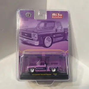 1:64 M2 Machines 79 Chevy Silverado Stepside Purple lowrider 25-35