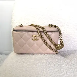 Pre-owned CHANEL Small Vanity Case, Light Pink Quilted Lambskin with Aged Gold Hardware (2021) L2X7A862 HK