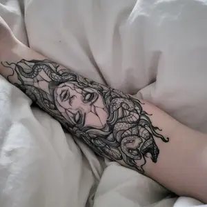 6 large herbal tattoo stickers, including 1 Medusa element design and 5 random styles; lasts 7–15 days, waterproof and abrasion-resistant, realistic effect; suitable for those who don’t want tattoos but are sensitive to pain.
