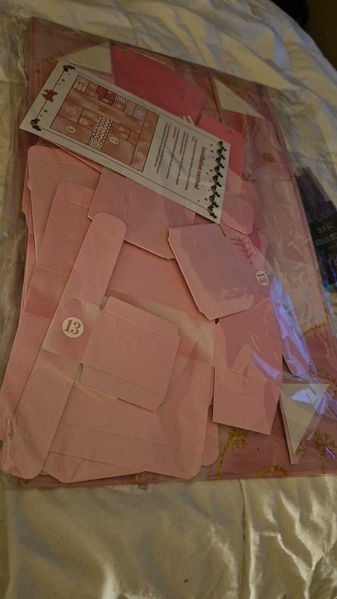 Item: Pink, 1 set (includes 24 small boxes)