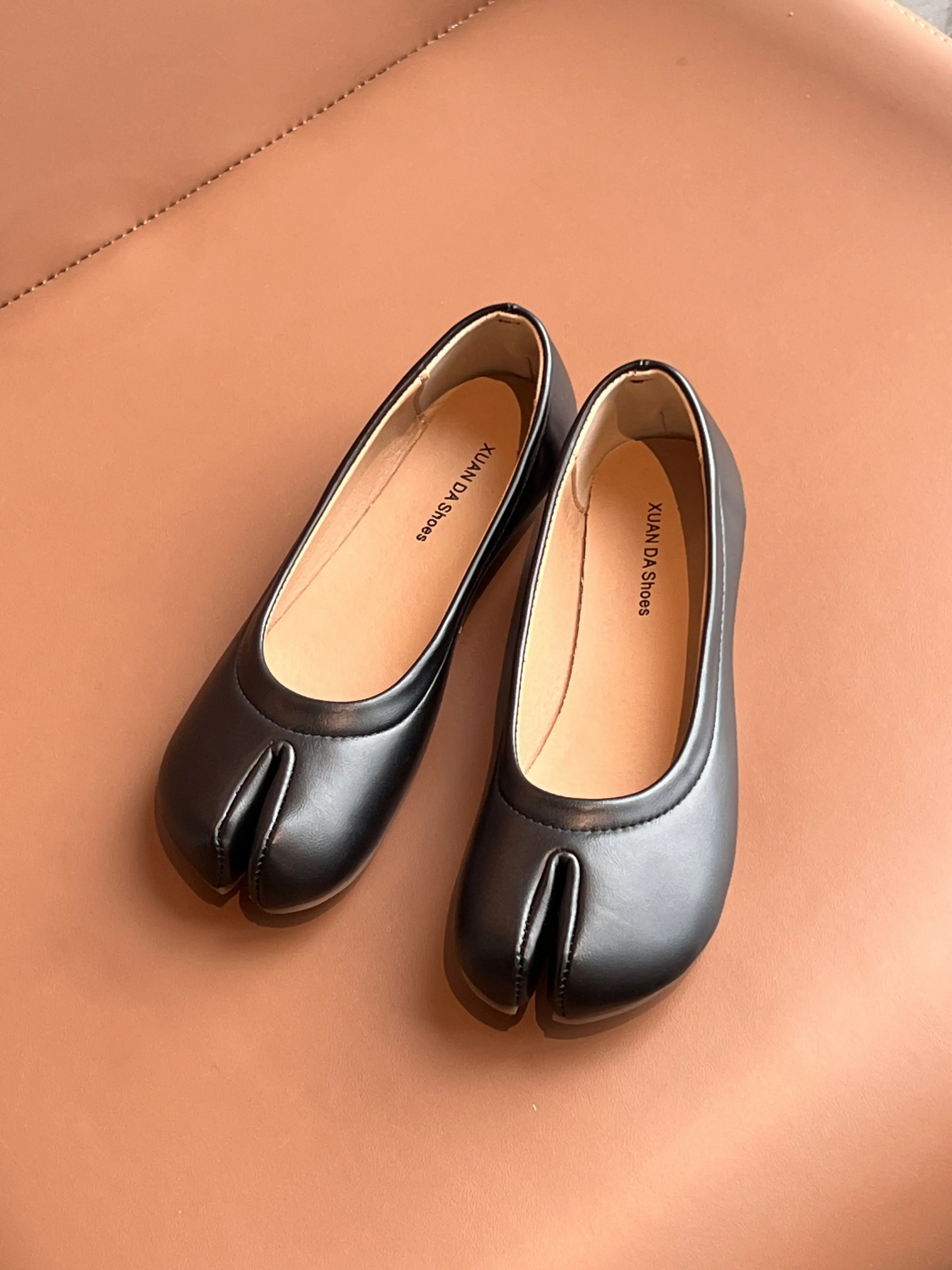 French vintage black soft leather ballet flats—simple solid-color low-cut women’s shoes with a supple upper that stretches well and doesn’t press down on your feet. The cushioned flat sole makes walking effortless, while classic black is timeless and won’