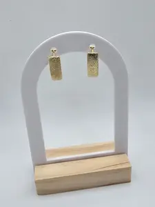 aretes estilo argollas,  reversibles con disenos en ambos lados, Gold Plated 14k, ligeros y faciles de usa a diario, resistentes al agua.