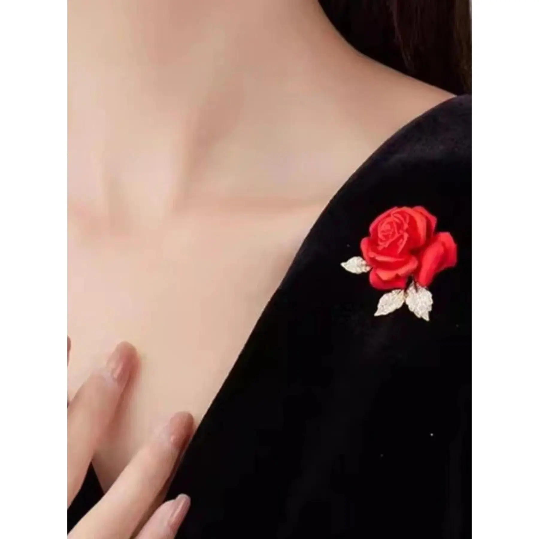 Elegant Rose Heart Brooch Pin for Women, Crystal Accented Floral Metal Accessory for Suits & Dresses, Mother's Day Gift, Ceremony Gift