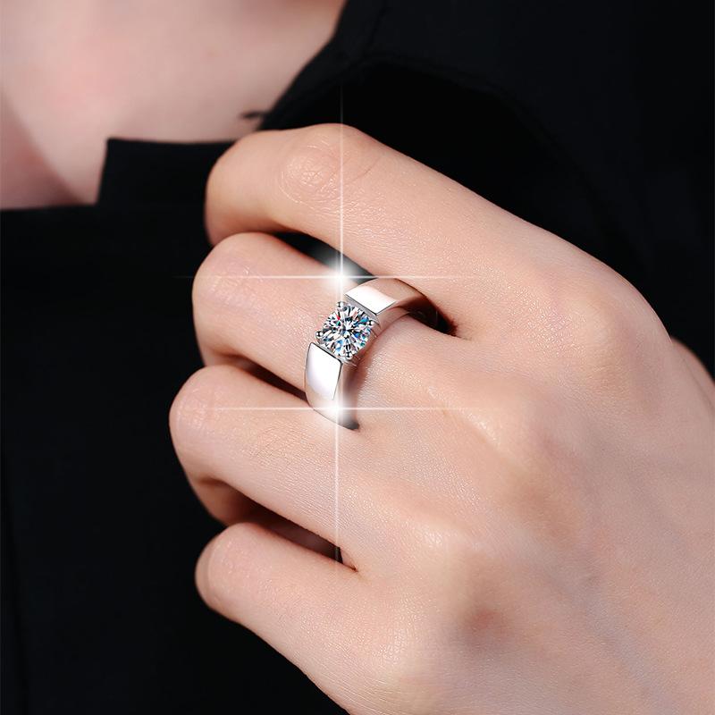 925 sterling silver inset shiny synthetic zircon ring for both men and women can wear a high-grade ring to send lovers about  grams