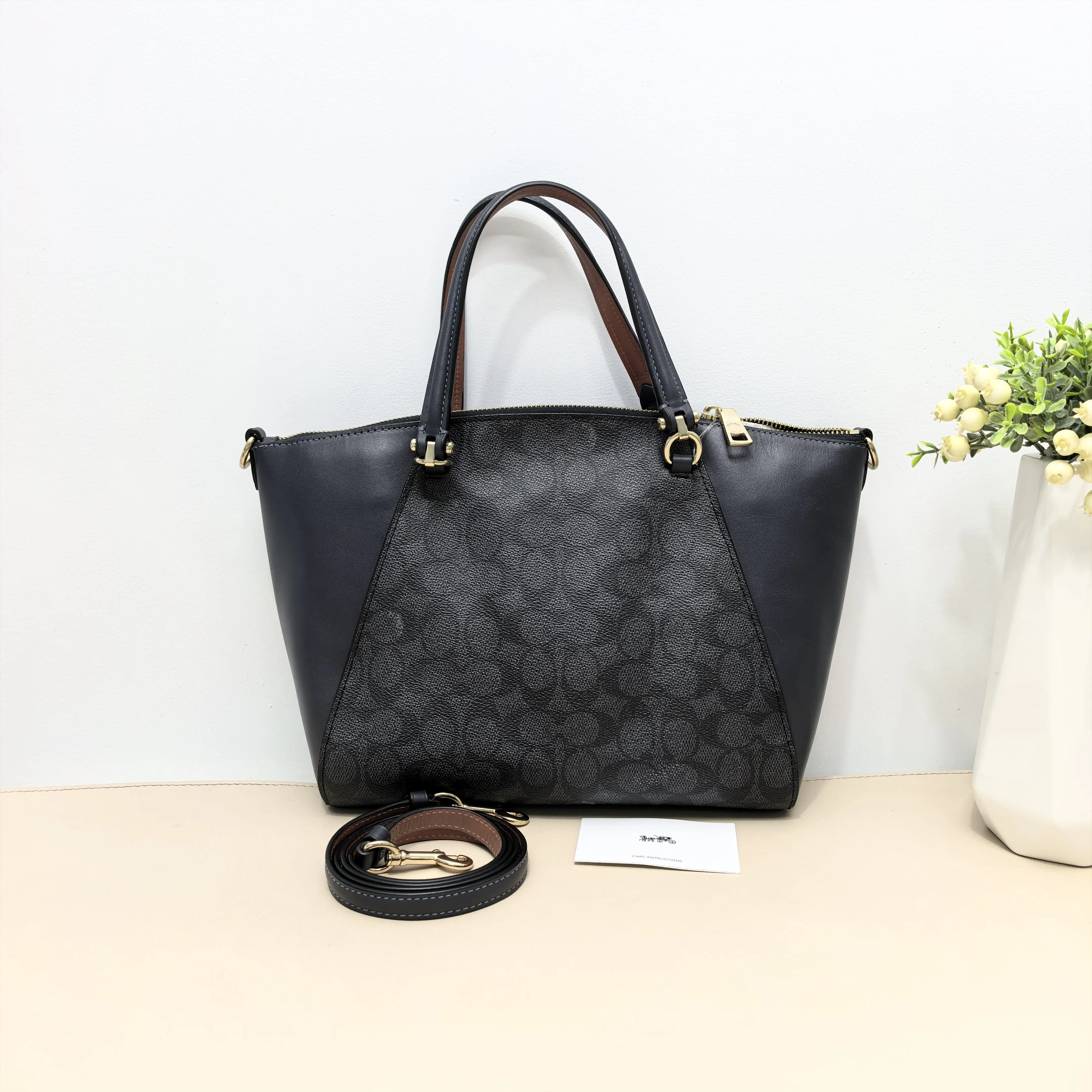 Pre-owned coach Coated Canvas Top Handle Bags Black Signature Canvas Smooth Leather Zipper Tote Crossbody Bag B8061807