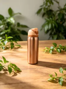 Rose gold water bottle with a 32 oz capacity (945 ml), made from Freesip material, includes a straw, provides over 24 hours of insulation, keeps cold and hot drinks separate, suitable for making coffee and frozen beverages, exquisite craftsmanship, ideal