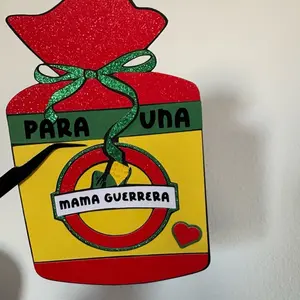 "Para una mamá guerrera" Mothers Day Topper for Bouquets Arrangements Red Glitter Design with Green Bow and Heart