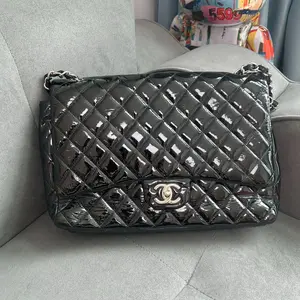 Pre-owned CHANEL maxi patent black