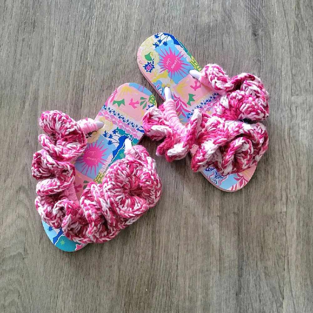 Hand Crochet Ruffled Thong Flip Flop Women's Size 9 Multi Color Yarn Shades of Pink and White Crocheted Sandals