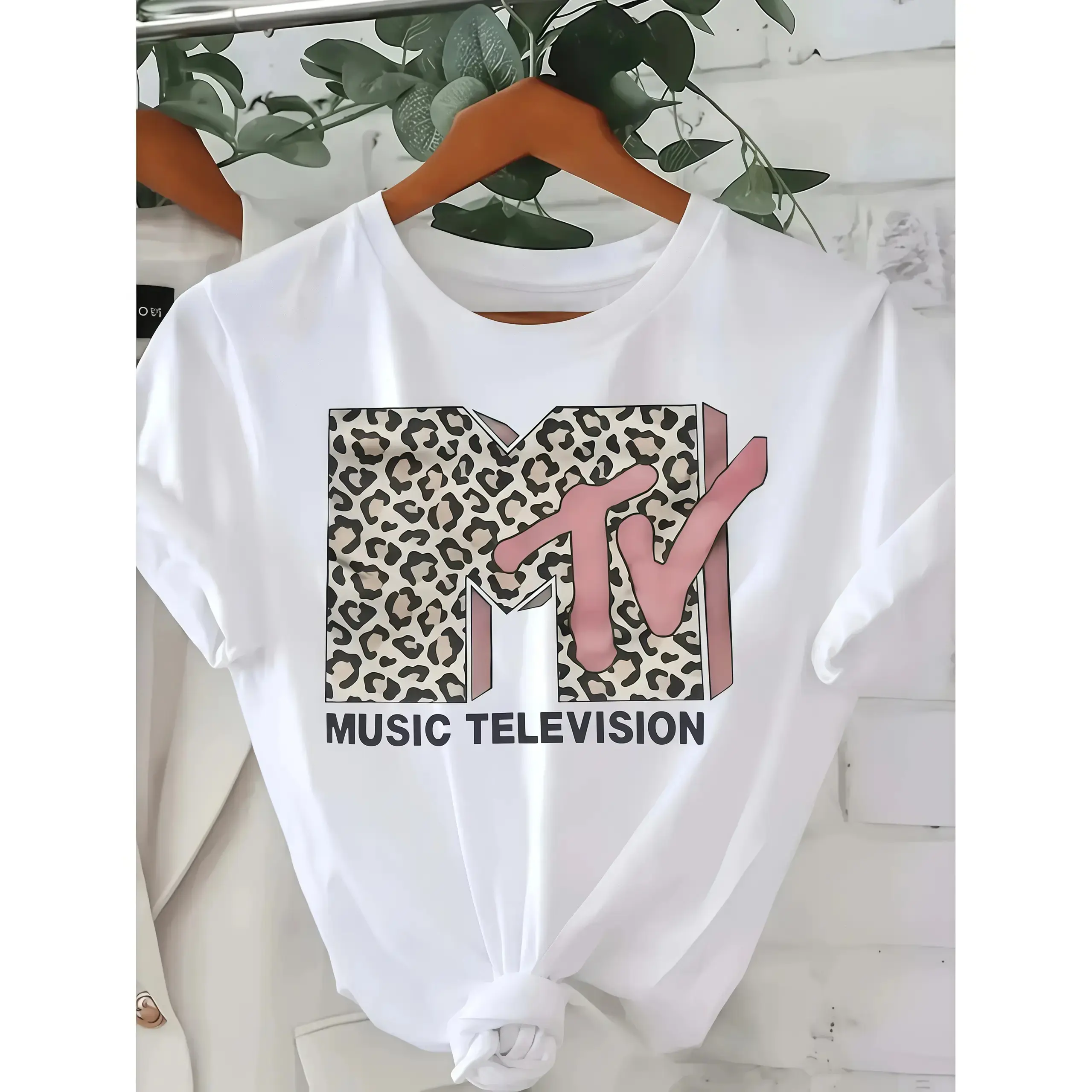Women's Graphic T-Shirt with Leopard Print, Casual Short-Sleeve Crew Neck in Soft Breathable Fabric for Everyday Streetwear, Shortsleeve, Tshirt, Round Neck, Graphic Print, Essential, Relaxed Fit, Casual Wear, Long-Lasting, Loose-Fitting, Tops, Cheetah Pr