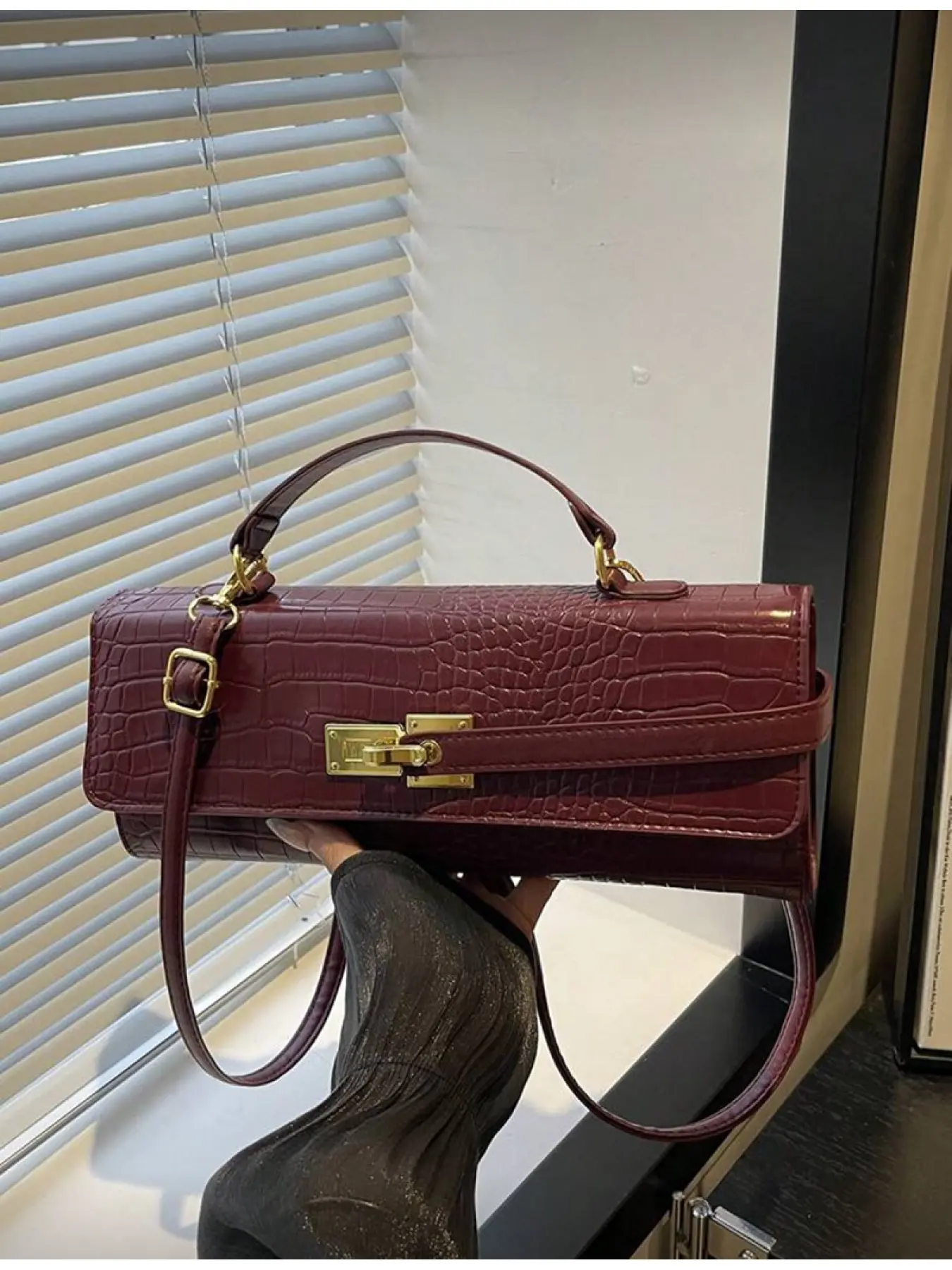 New BV Style Crocodile Embossed Structured Striped Bag Wine Red Fashion Crease Handbag with Strap Decoration Unique Metal Lock Closure Women's Party Dinner Bag for Office Dating Wedding, Elegant casual handbag
