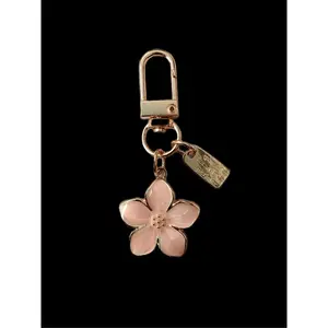 Sakura Flower Shaped Pendant Keychain Cute Pink Floral Design Alloy Keychain for Women Men Fashionable Daily Use Gift Charm