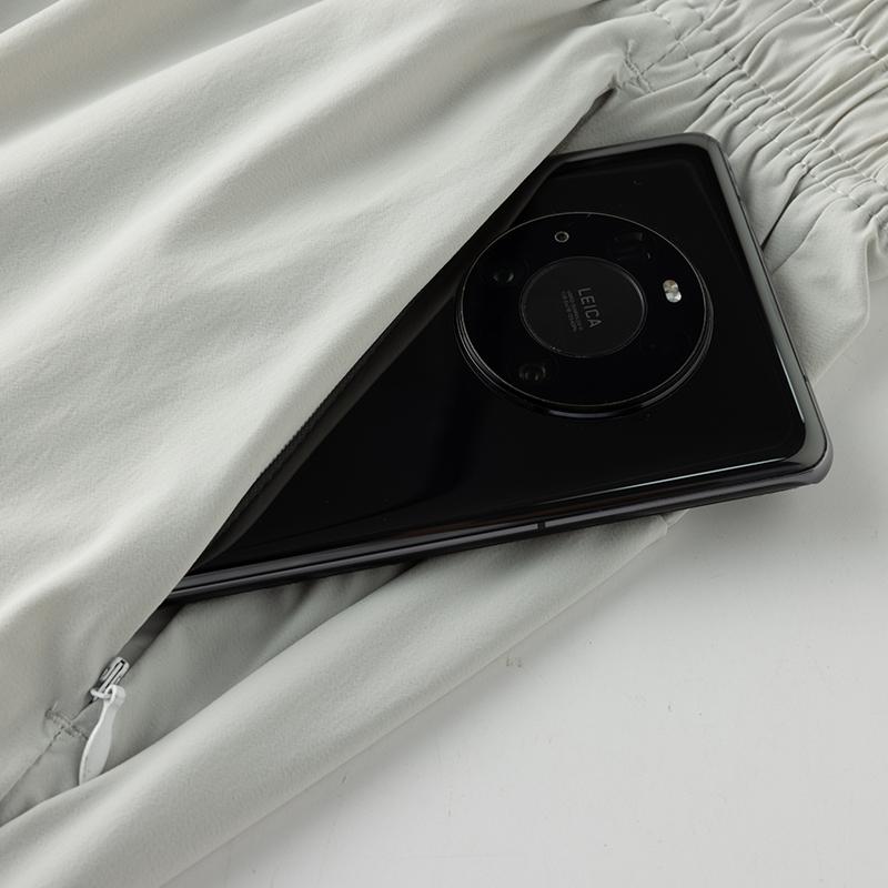 Men’s solid-color casual shorts with zippered pockets; summer fashion drawstring athletic shorts suitable for fitness and outdoor wear; comfortable shorts with a casual, minimalist style featuring letter print and drawstrings.