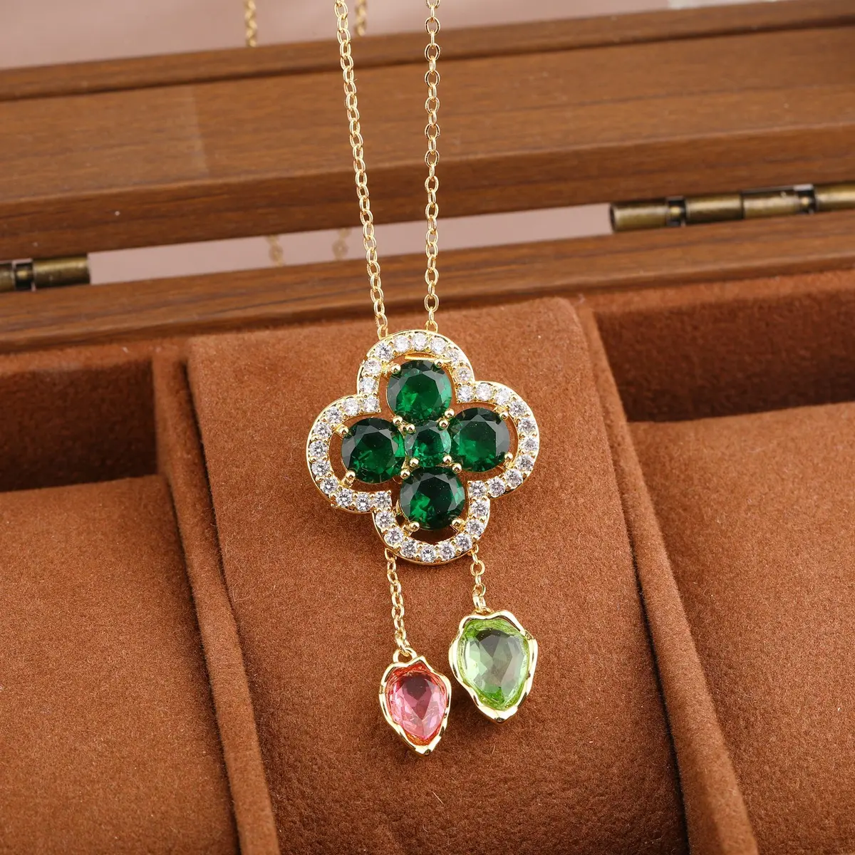 Pull-out large pendant