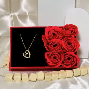 Caja de regalo para el día de las madres  con rosas eternas multicolor con collar de oro laminado 14K y colgante en forma de corazón y letrero Mom con flor de zirconias de colores