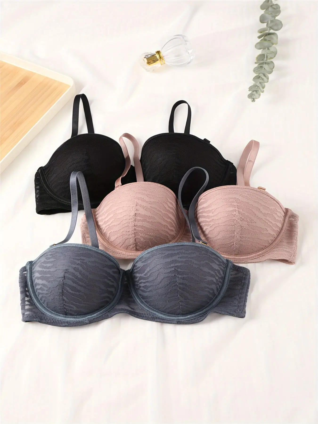 3-Pack Women's Underwire Everyday Bras with Sexy Pattern Design, Adjustable Back Closure, Fit, Seamless Comfortable Breathable Medium Support Underwear for Daily Wear & Dates, Womenswear