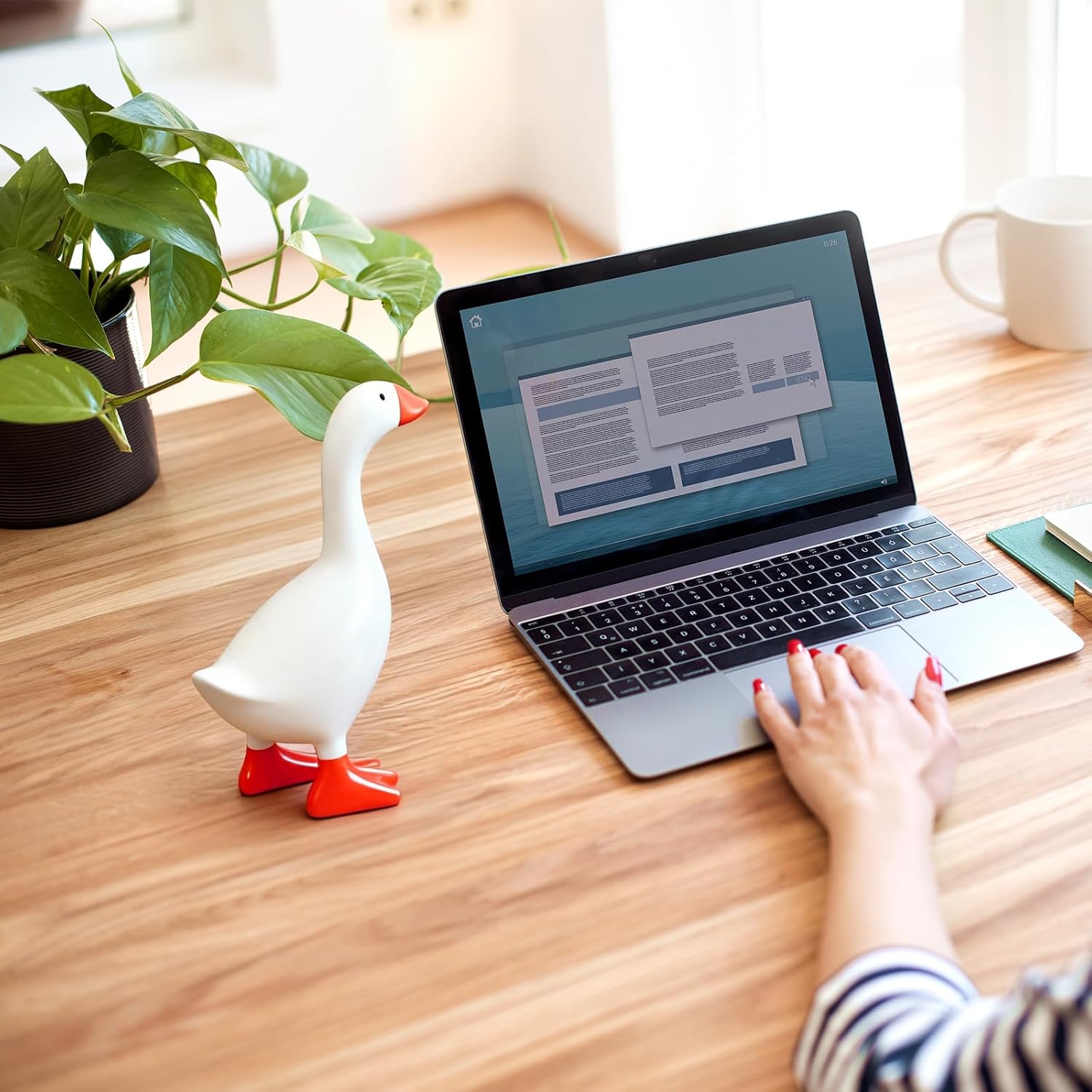 Desk Goose 7 Inch Desktop Goose Statue, Cute Resin Figurine with Magnetic Beak, Funny Home Office Desk Decor & Key Tool Holder, Perfect Valentine's Day Housewarming Gift for Women