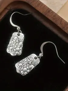 1 Pair of Vintage Minimalist Drop Earrings, Radiating A Retro Yet Gentle Natural Charm. The Surface Features Intricate Sunflower and Floral Relief Patterns, Brimming with Poetic Sunshine and Vitality. The Perfect Gift Accessory for Parties and Gather