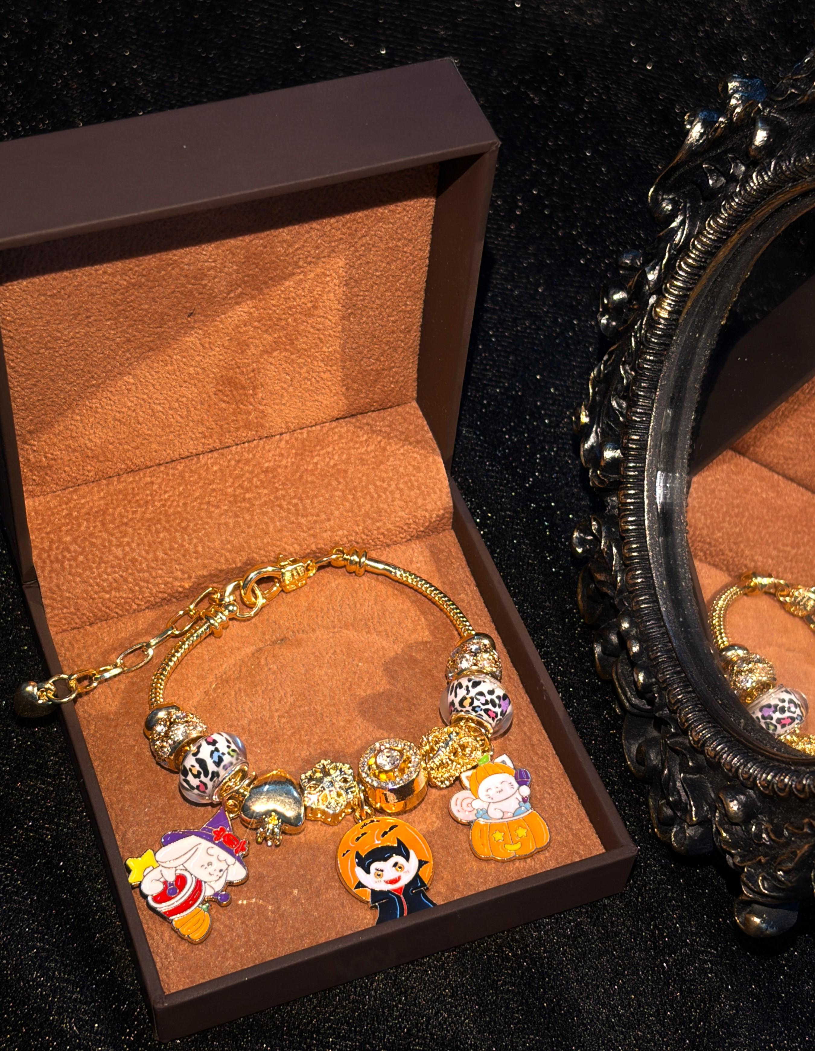 Gold Tone Halloween Beaded Charm Bracelet、Witch Broom、Pumpkin、Skeleton、Black Cat Charms Bracelet、Enamel Pendant Bracelet、Holiday Party Layered Fashion Jewelry for Women Girls