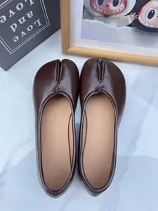 Stylish daily commuter flat shoes, comfortable long time walking casual shoes, simple atmosphere split toe footwear, versatile trendy shoes favored by modern young women