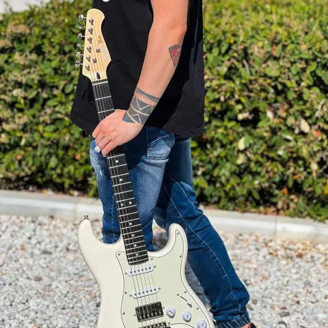 Donner DST-152 39-in ST Electric Guitar All-Inclusive Kit for Guitar Rocker - HSS Pickup, Warm Sound, Maple Body, Maple Neck, Humbucking, Stable Tuning Pegs, Amplifier, Bag, Tuner, Allen Wrench, Batteries, Vintage Adult Model, Unisex, Back to School Gear