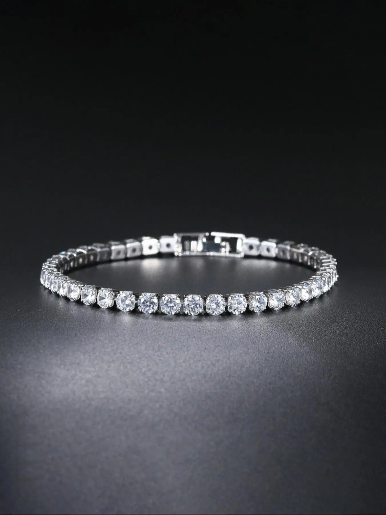 Sparkling full diamond bracelet, elegant and exquisite, perfect for gifting. Fashionable women's jewelry, ideal for daily wear and special occasions as a stylish accessory
